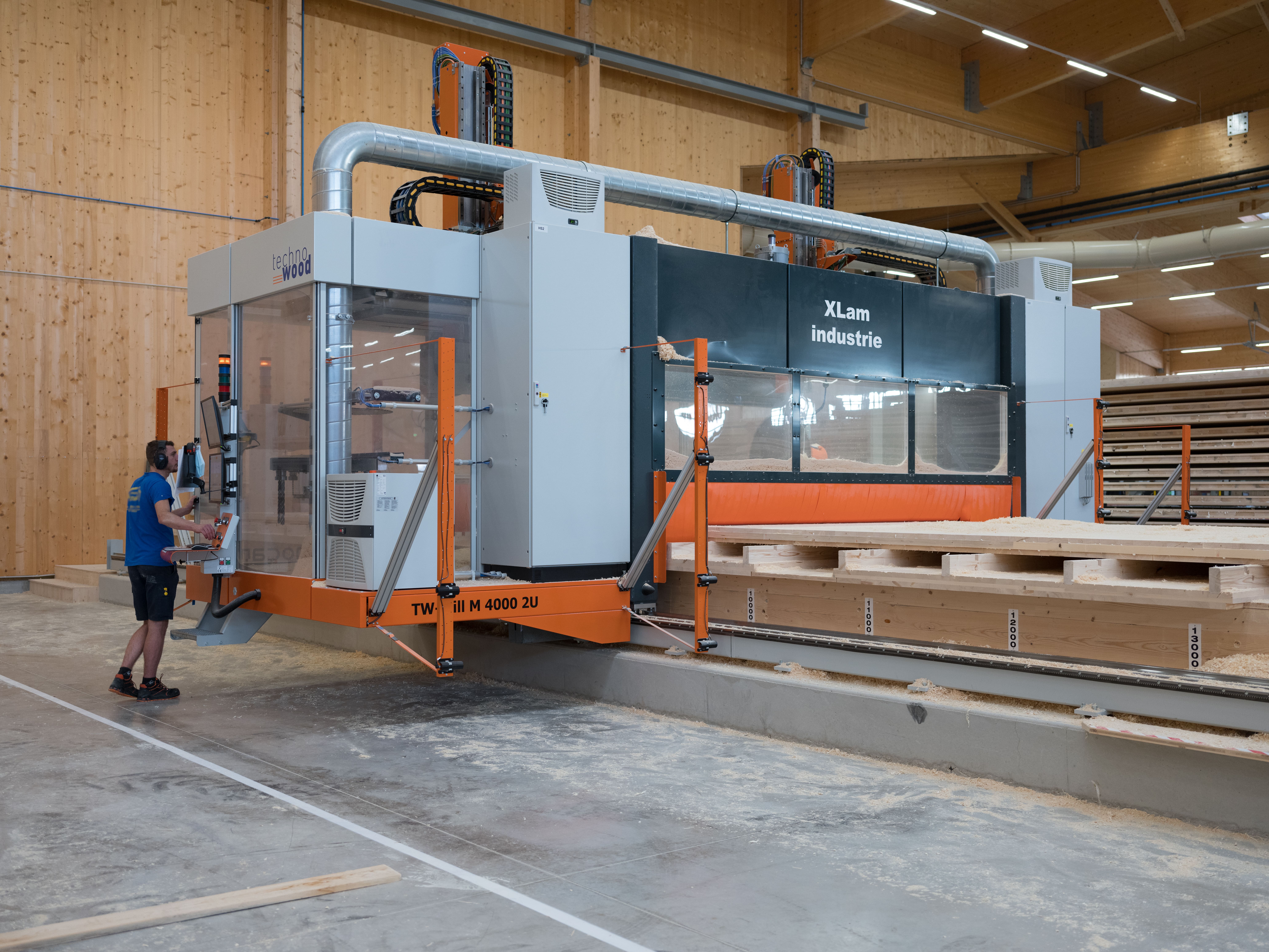 Équipe de production et machines de fabrication des panneaux XLAM